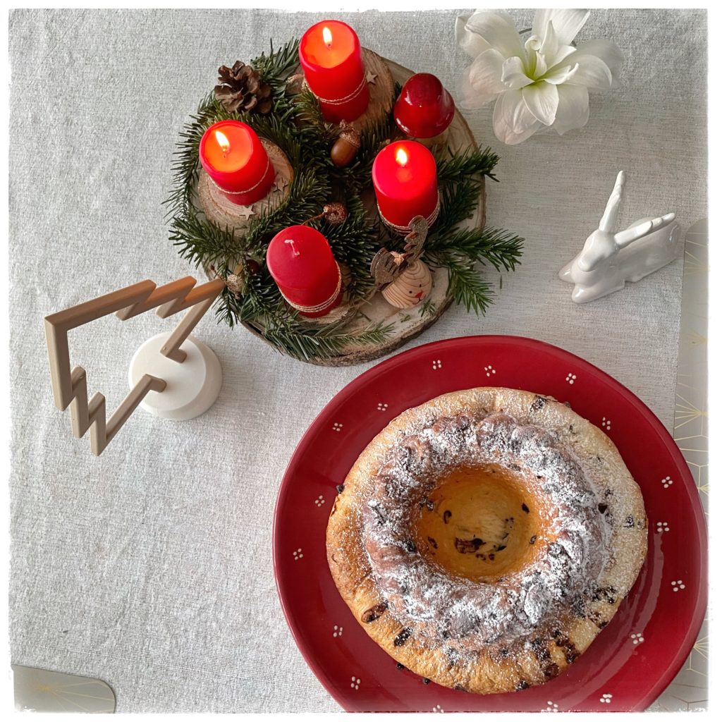 Kouglof présenté dans un plat et de la décoration de Noël vue de haut
